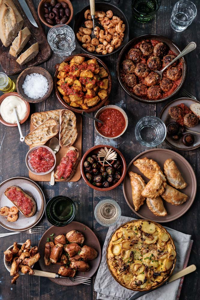 Gamba's al ajillo, recept voor Spaanse garnalen in knoflookolie met chilipeper, geserveerd als tapas hapje met knapperig brood.