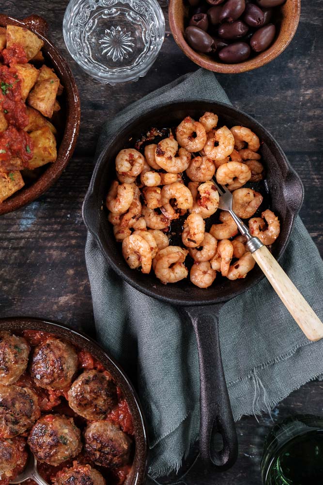 Gamba's al ajillo, recept voor Spaanse garnalen in knoflookolie met chilipeper, geserveerd als tapas hapje met knapperig brood.