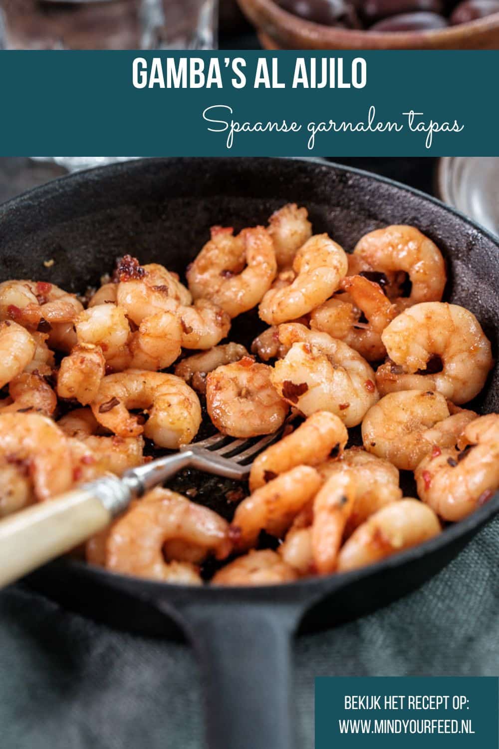 Gamba's al ajillo, recept voor Spaanse garnalen in knoflookolie met chilipeper, geserveerd als tapas hapje met knapperig brood.