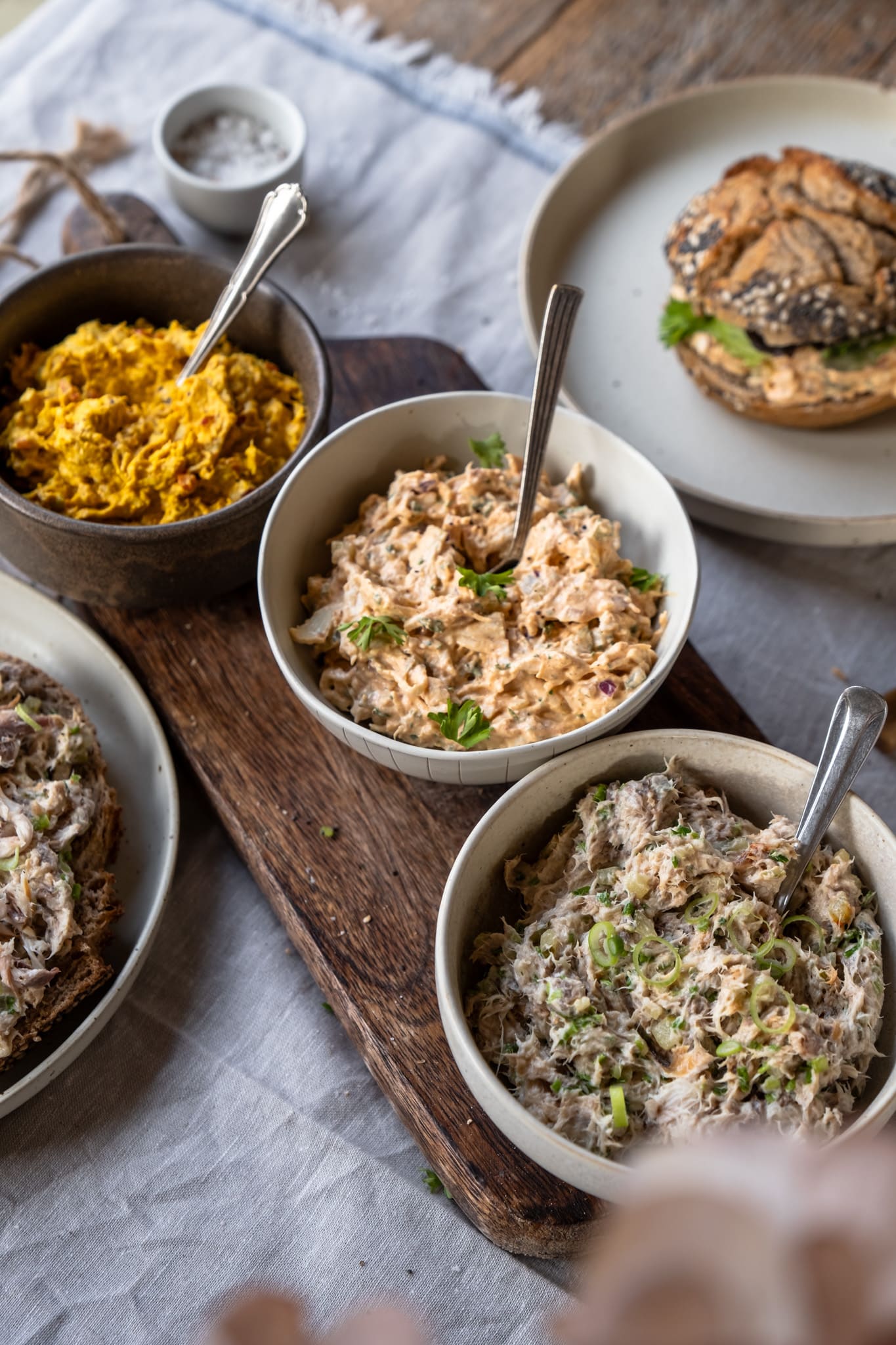 Zelfgemaakte makreelsalade met gerookte makreel, appel en kappertjes – romige salade voor op brood, cracker of als borrelhapje.