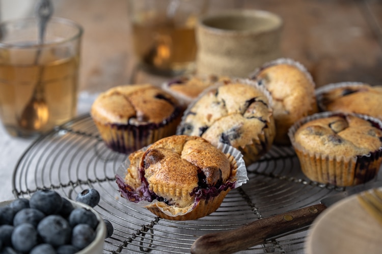 Cottage cheese muffins met blauwe bessen – luchtige eiwitrijke muffins met cottage cheese, perfect als gezond tussendoortje of makkelijk ontbijt.