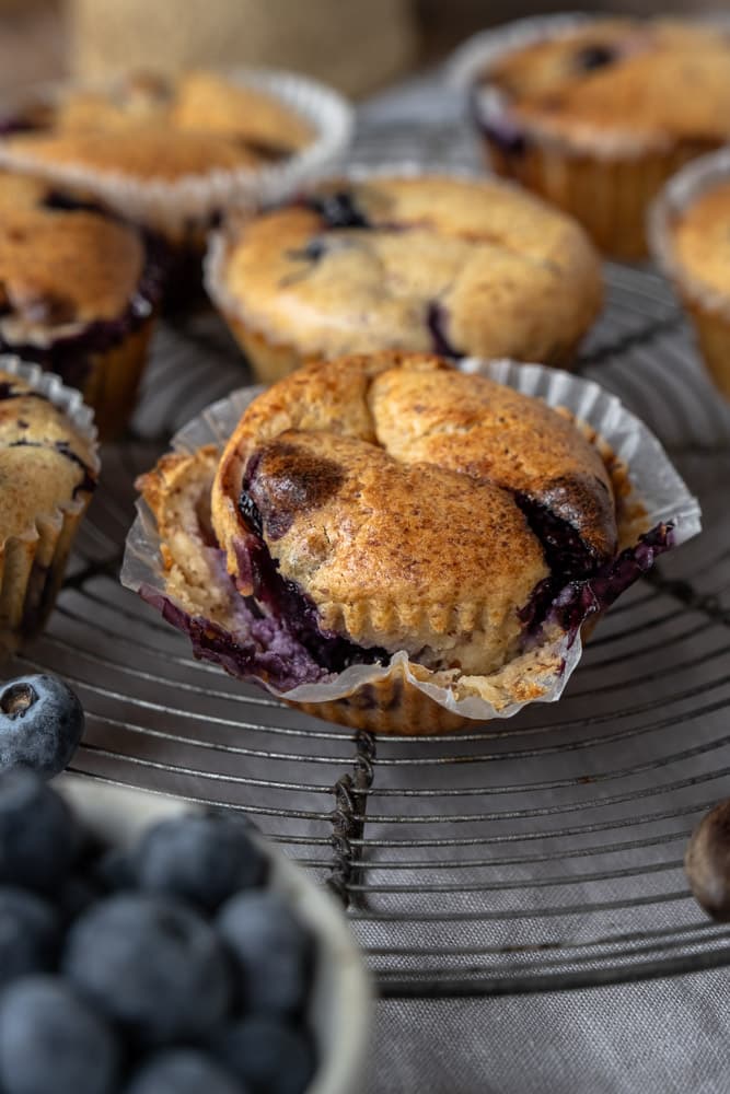 Cottage cheese muffins met blauwe bessen – luchtige eiwitrijke muffins met cottage cheese, perfect als gezond tussendoortje of makkelijk ontbijt.