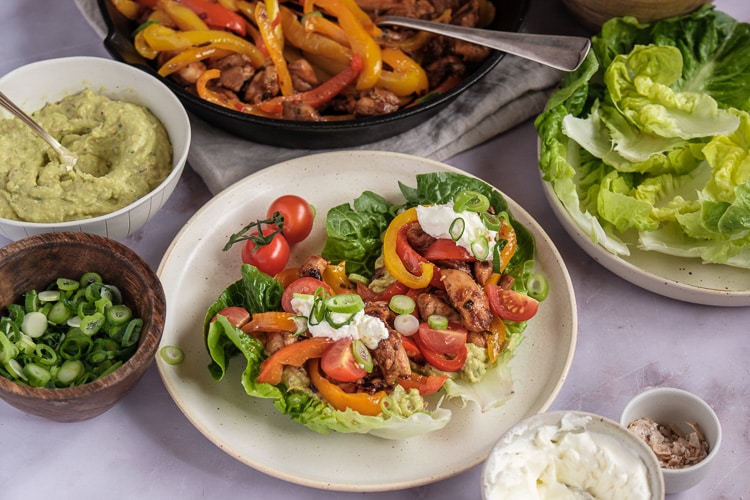 Kip fajitas in sla wraps met paprika, ui en kipreepjes – lichte, koolhydraatarme Tex Mex maaltijd, perfect als gezonde zomerse avondmaaltijd.
