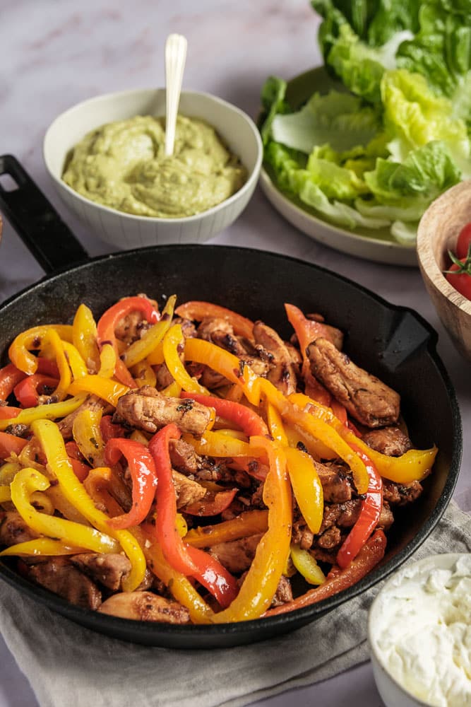 Kip fajitas in sla wraps met paprika, ui en kipreepjes – lichte, koolhydraatarme Tex Mex maaltijd, perfect als gezonde zomerse avondmaaltijd.”