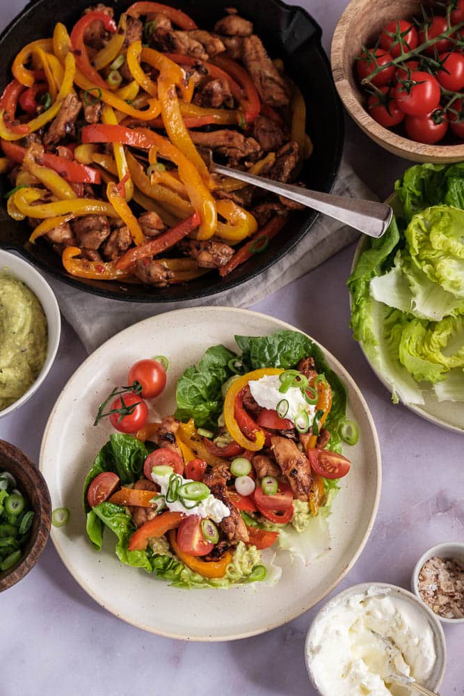 Kip fajitas in sla wraps met paprika, ui en kipreepjes – lichte, koolhydraatarme Tex Mex maaltijd, perfect als gezonde zomerse avondmaaltijd.”