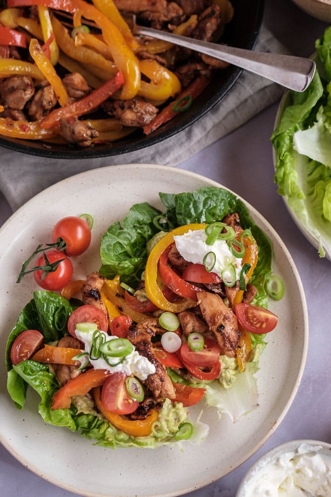 Kip fajitas in sla wraps met paprika, ui en kipreepjes – lichte, koolhydraatarme Tex Mex maaltijd, perfect als gezonde zomerse avondmaaltijd.”