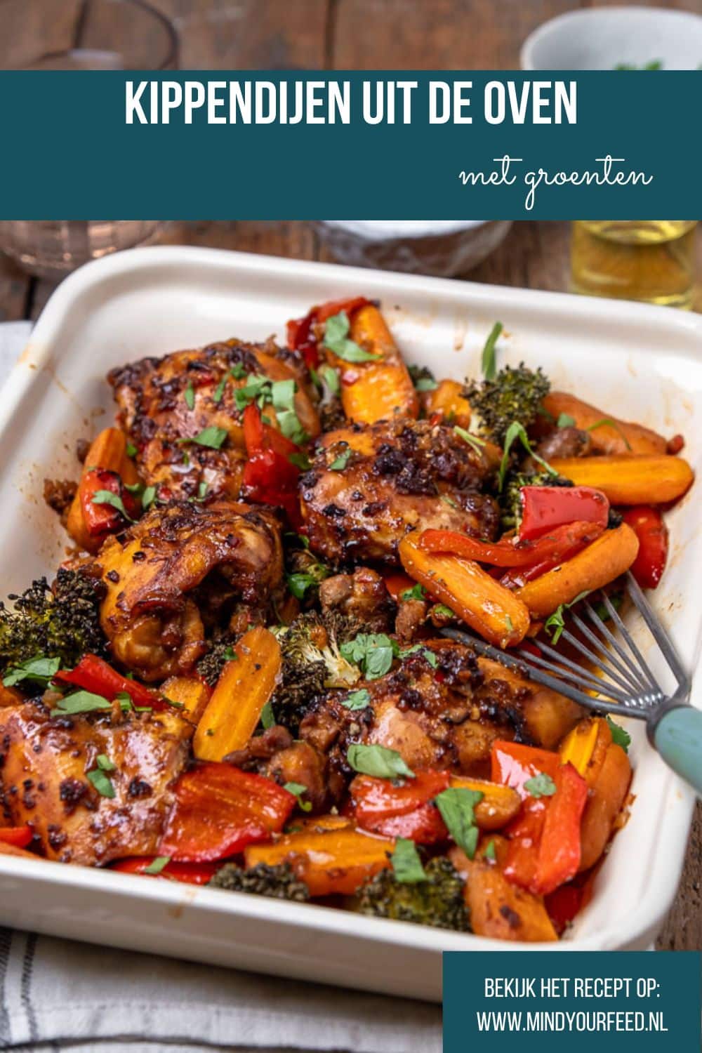 Kippendijen uit de oven in Oosterse marinade van ketjap, knoflook en sesamolie, gegaard in de oven met groenten – ideaal als koolhydraatarm ovengerecht.