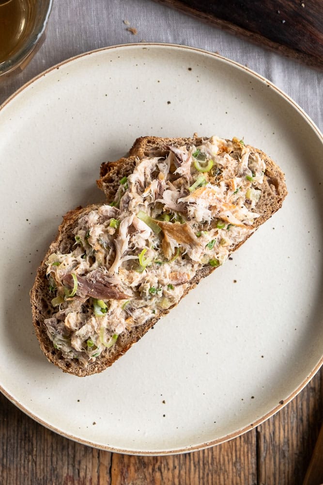 Zelfgemaakte makreelsalade met gerookte makreel, appel en kappertjes – romige salade voor op brood, cracker of als borrelhapje.