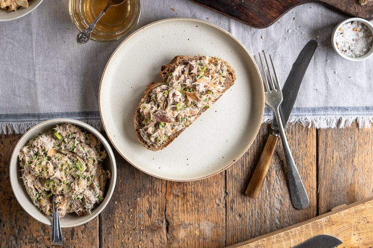 Zelfgemaakte makreelsalade met gerookte makreel, appel en kappertjes – romige salade voor op brood, cracker of als borrelhapje.