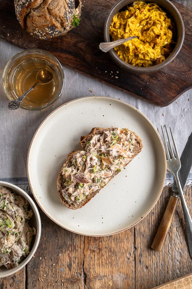 Zelfgemaakte makreelsalade met gerookte makreel, appel en kappertjes – romige salade voor op brood, cracker of als borrelhapje.