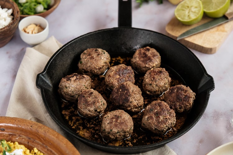 Marokkaanse gehaktballetjes met ras el hanout, komijn en koriander – kruidige balletjes geserveerd met bloemkoolcouscous, perfect als borrelhapje of avondmaaltijd.