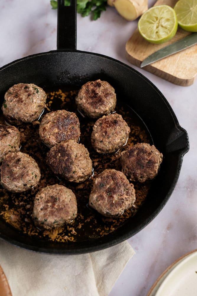 Marokkaanse gehaktballetjes met ras el hanout, komijn en koriander – kruidige balletjes geserveerd met bloemkoolcouscous, perfect als borrelhapje of avondmaaltijd.