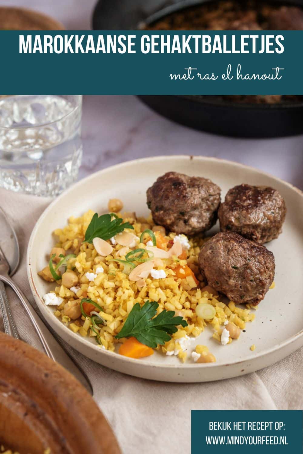 Marokkaanse gehaktballetjes met ras el hanout, komijn en koriander – kruidige balletjes geserveerd met bloemkoolcouscous, perfect als borrelhapje of avondmaaltijd.