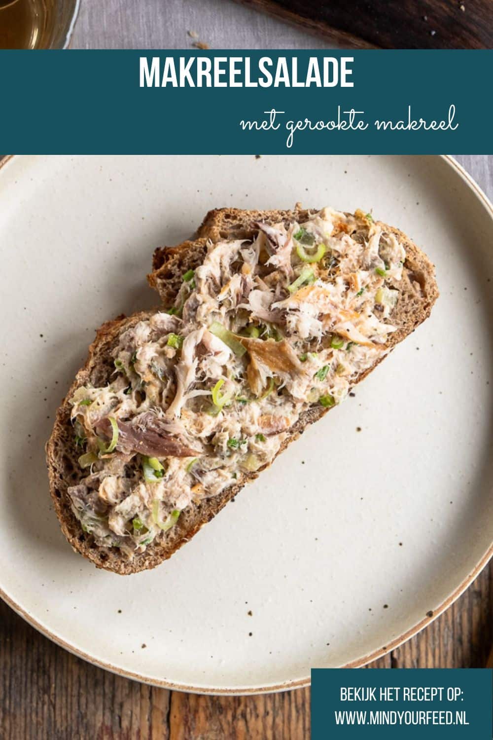 Zelfgemaakte makreelsalade met gerookte makreel, appel en kappertjes – romige salade voor op brood, cracker of als borrelhapje.
