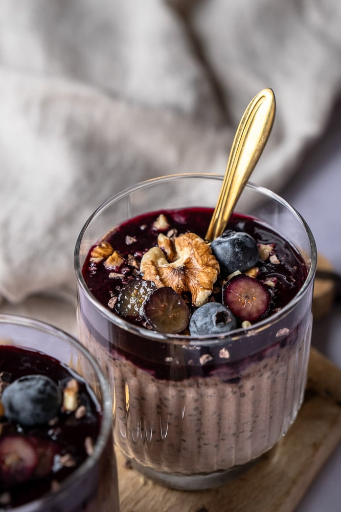 Romige chia pudding met chiazaad en plantaardige melk, gemaakt volgens een chia pudding recept met cacaopoeder, blauwe bessen en walnoten, een voedzaam ontbijt en een perfect voorbeeld van overnight chia pudding.