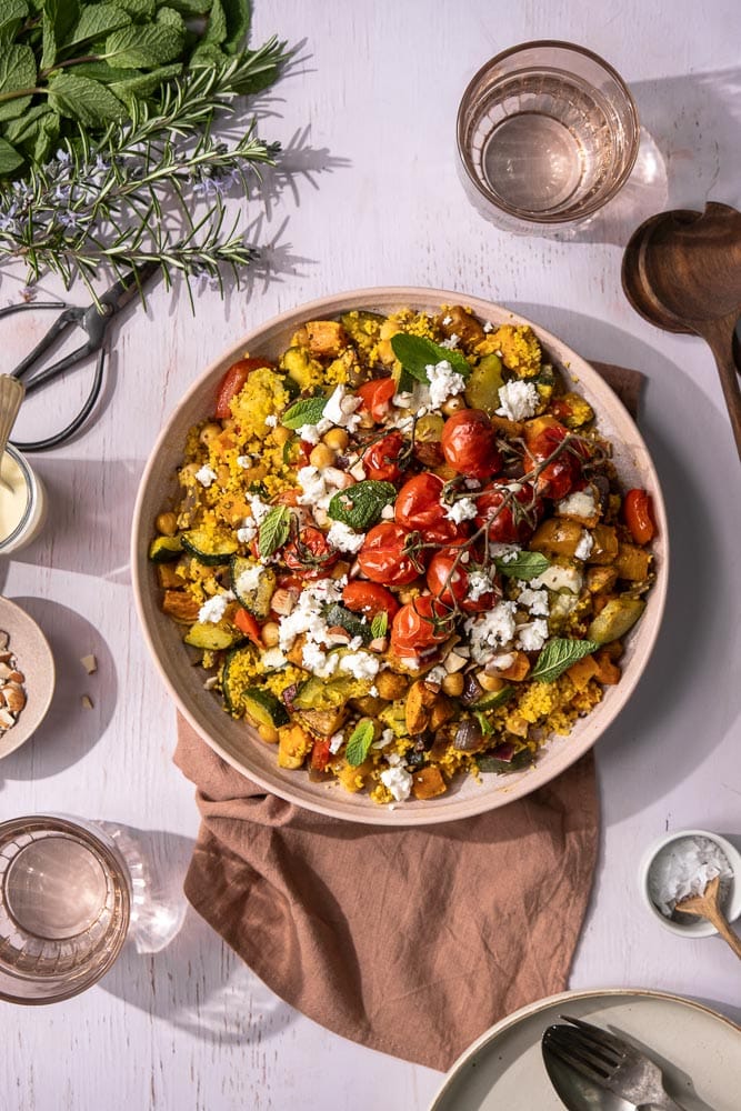 Kleurrijke couscous salade met feta, geroosterde groenten en frisse kruiden – perfecte zomerse lunch of maaltijd voor buiten.