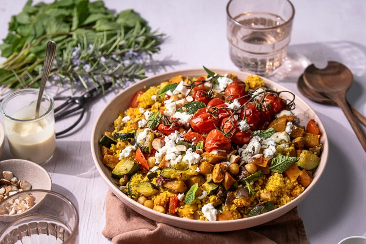Kleurrijke couscous salade met feta, geroosterde groenten en frisse kruiden – perfecte zomerse lunch of maaltijd voor buiten.