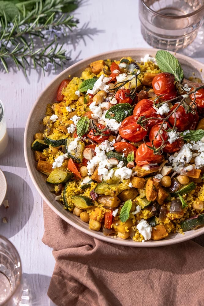 Kleurrijke couscous salade met feta, geroosterde groenten en frisse kruiden – perfecte zomerse lunch of maaltijd voor buiten.