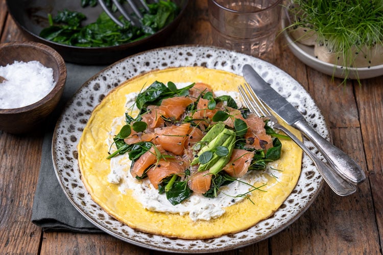 Omelet wrap met zalm, spinazie en roomkaas – een gezonde, eiwitrijke lunch die je makkelijk meeneemt voor onderweg.