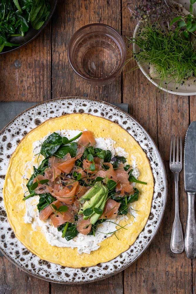 Omelet wrap met zalm, spinazie en roomkaas – een gezonde, eiwitrijke lunch die je makkelijk meeneemt voor onderweg.