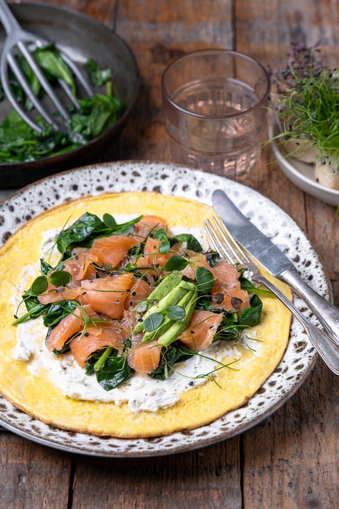 Omelet wrap met zalm, spinazie en roomkaas – een gezonde, eiwitrijke lunch die je makkelijk meeneemt voor onderweg.