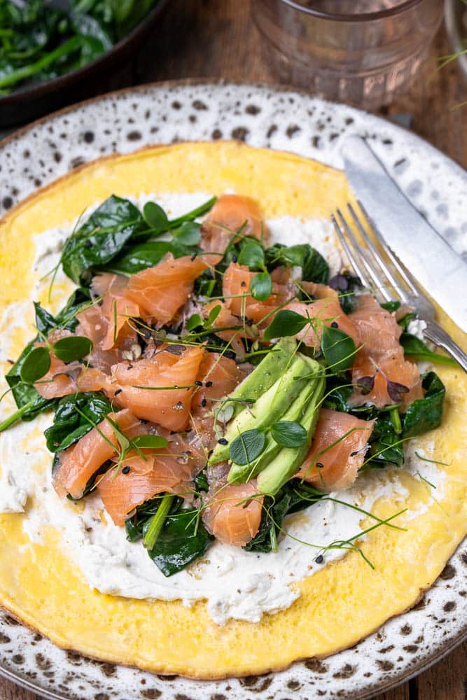 Omelet wrap met zalm, spinazie en roomkaas – een gezonde, eiwitrijke lunch die je makkelijk meeneemt voor onderweg.