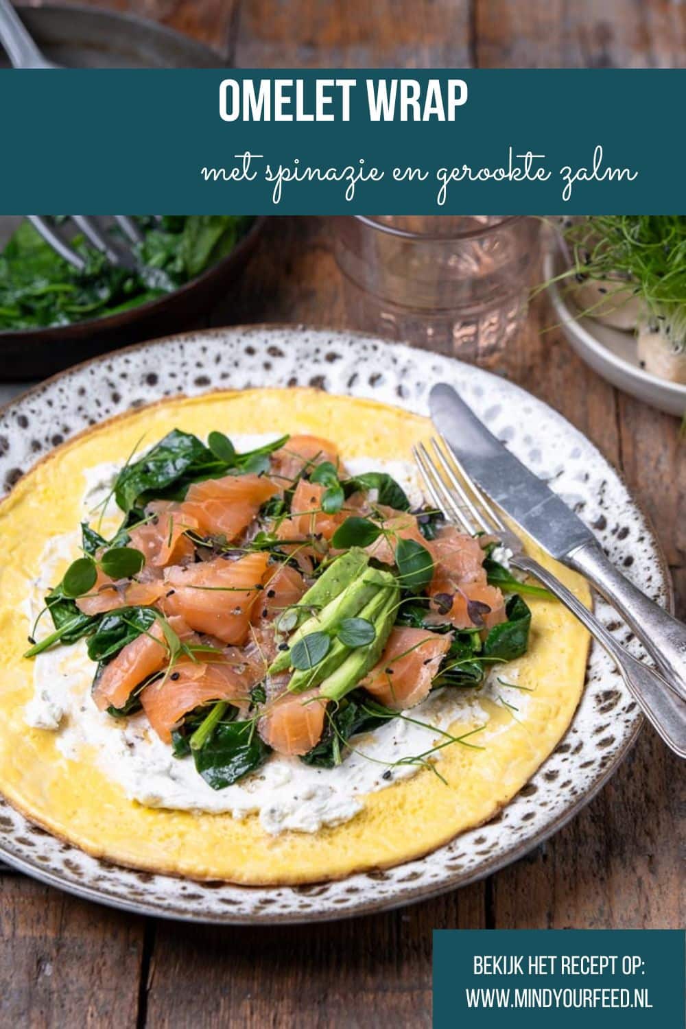Op zoek naar een voedzame en makkelijke lunch? Maak deze eiwitrijke omelet wrap met zalm, spinazie en roomkaas. Perfect voor onderweg en makkelijk te variëren!