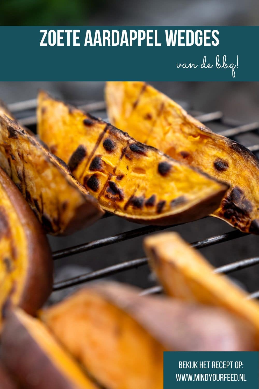 Geroosterde zoete aardappel wedges van de BBQ, geserveerd met een frisse yoghurt-dip van dille, citroen en knoflook