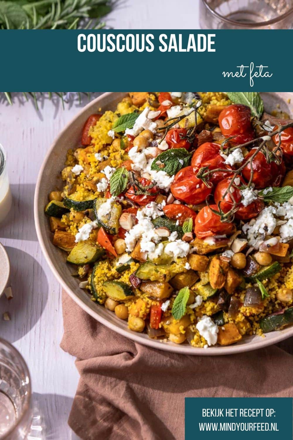 Heerlijke couscous salade met feta en geroosterde groenten – een makkelijke, voedzame lunch voor thuis of onderweg. Perfect als lichte maaltijd of voor een zomerse picknick. Pin dit recept en probeer het zelf!