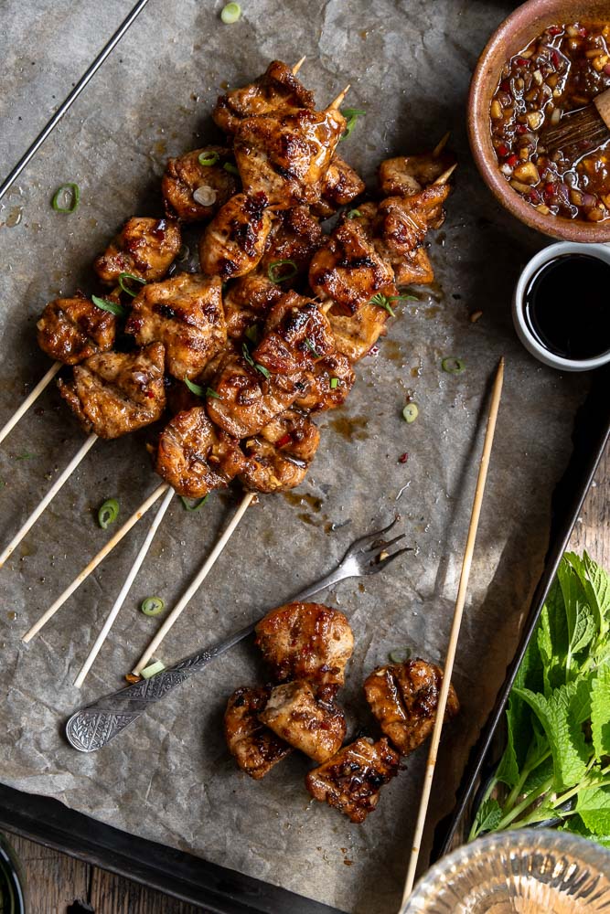 Ketjap marinade maken van ui, knoflook, ketjap, sambal en specerijen – zelfgemaakte marinade voor kip, biefstuk of varkenshaas.