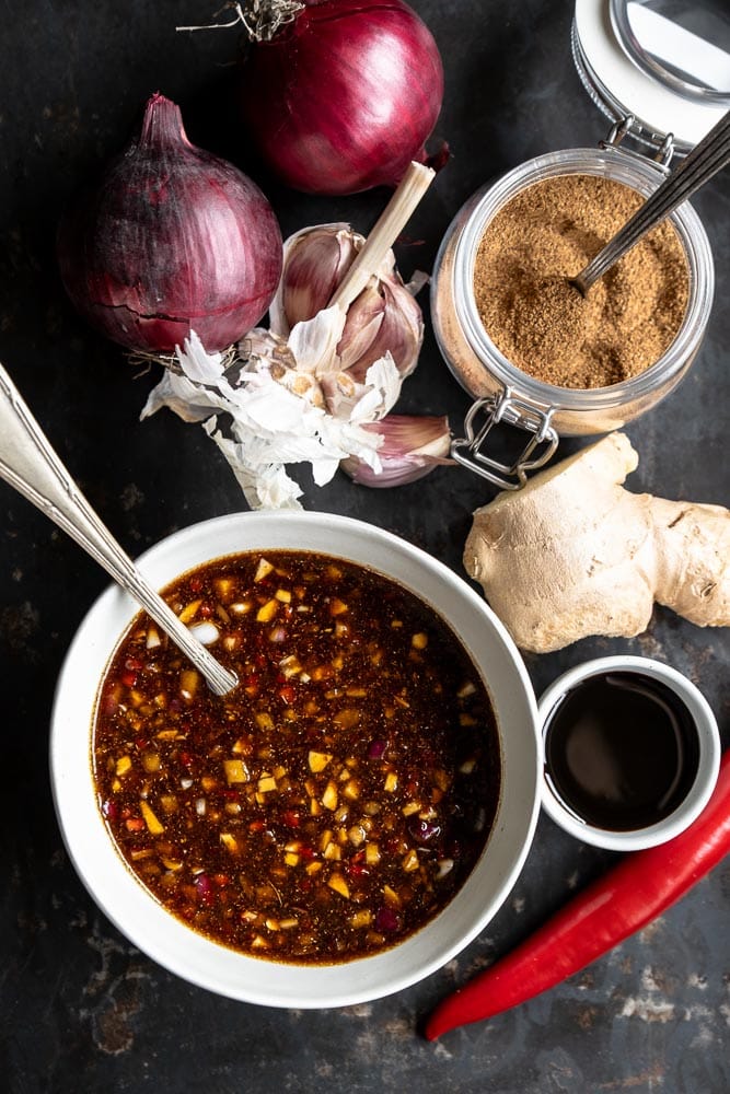 Ketjap marinade maken van ui, knoflook, ketjap, sambal en specerijen – zelfgemaakte marinade voor kip, biefstuk of varkenshaas.