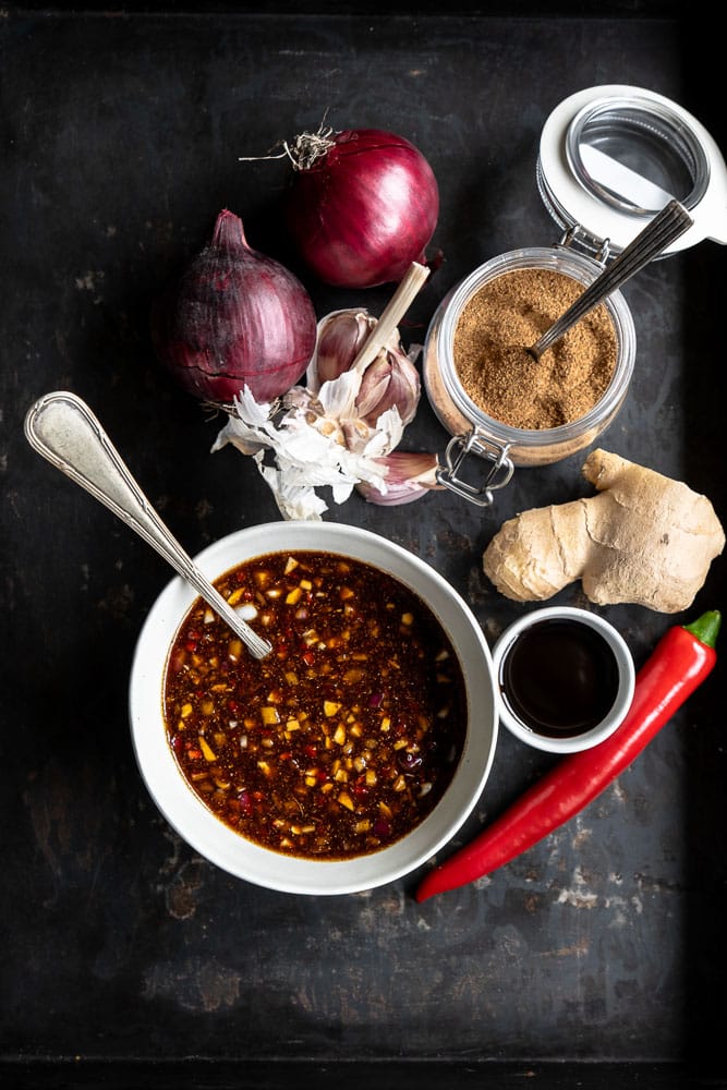 Ketjap marinade maken van ui, knoflook, ketjap, sambal en specerijen – zelfgemaakte marinade voor kip, biefstuk of varkenshaas.