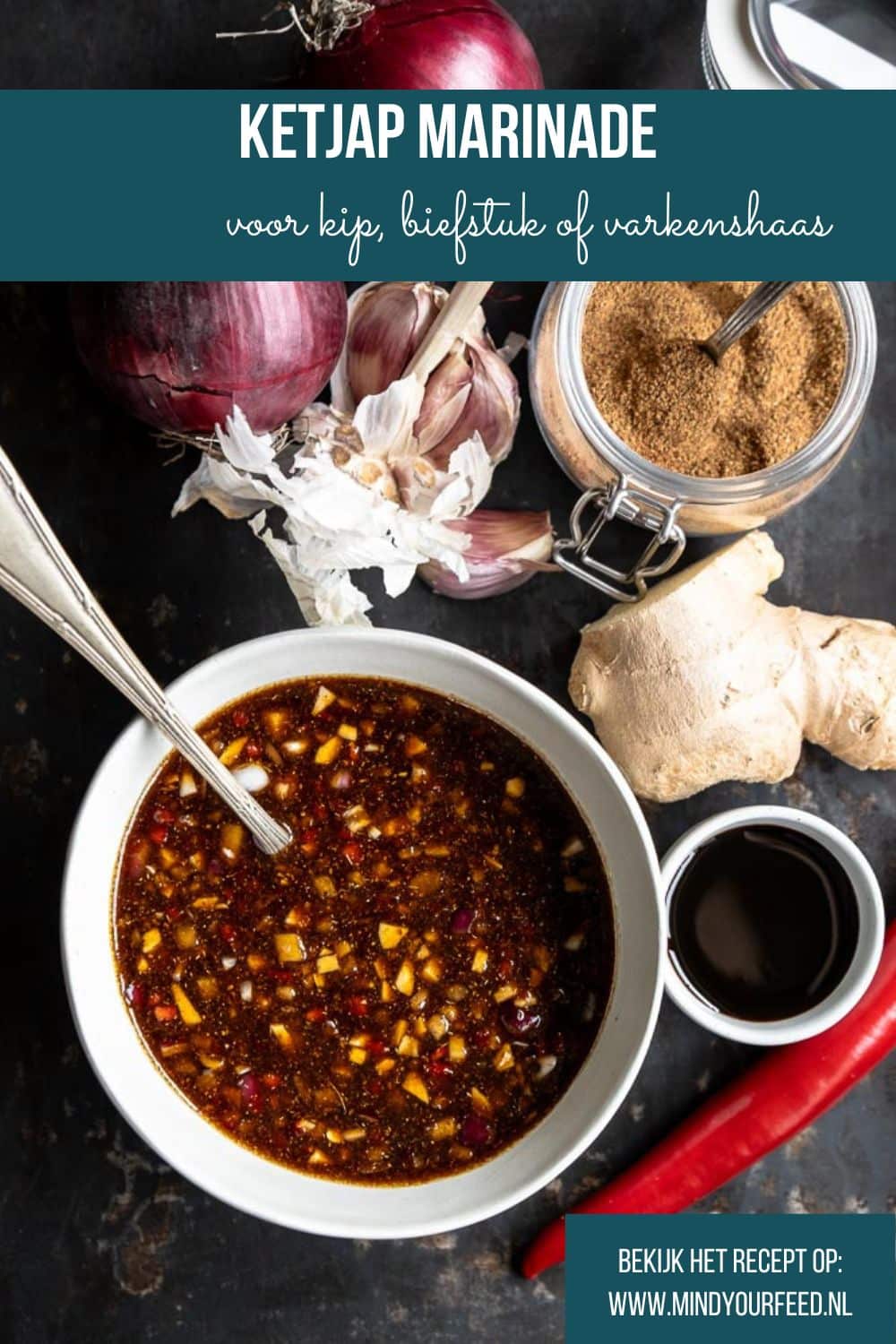 Ketjap marinade maken van ui, knoflook, ketjap, sambal en specerijen – zelfgemaakte marinade voor kip, biefstuk of varkenshaas.