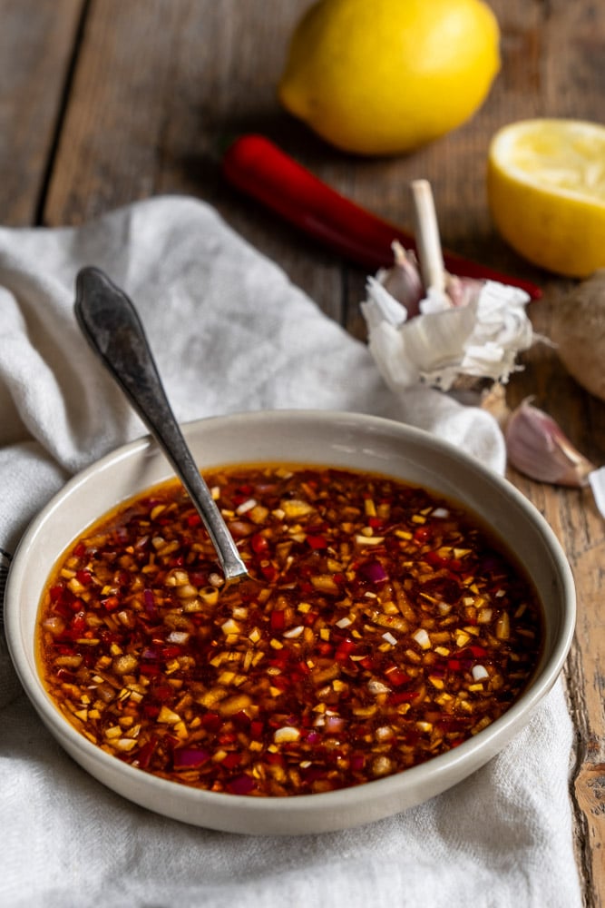 Een smaakvolle en pittige kipsaté marinade op basis van sojasaus, ketjap, verse gember en sambal – perfect om kip heerlijk in te laten marineren.