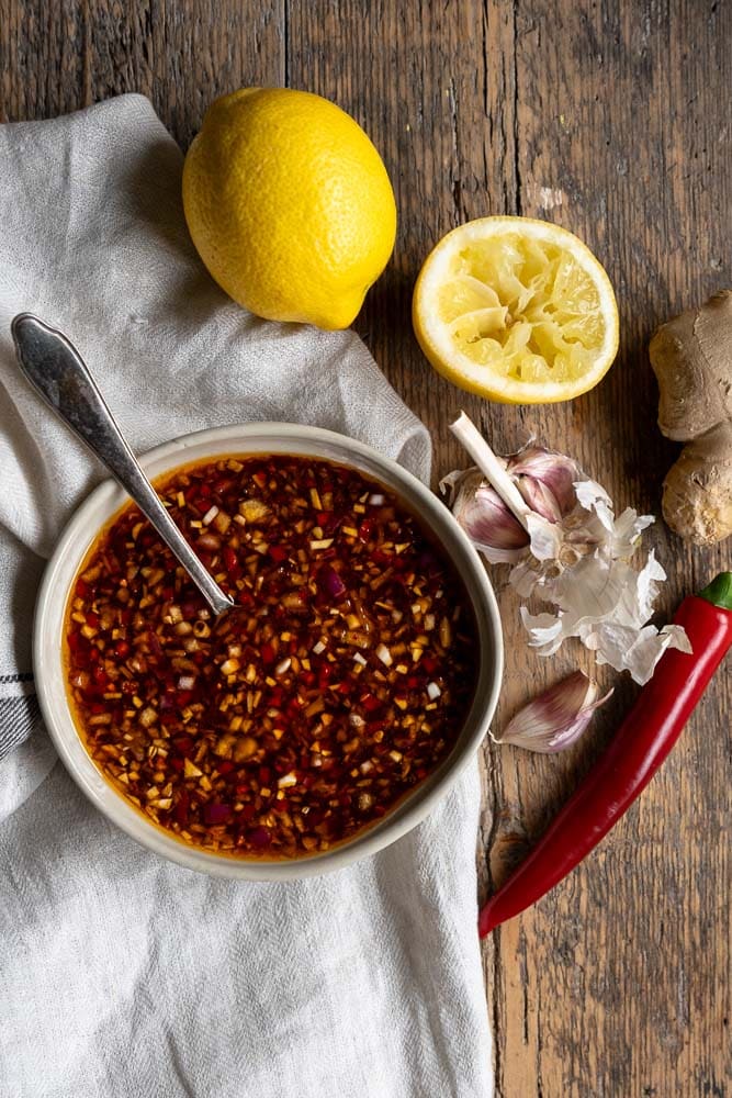 Een smaakvolle en pittige kipsaté marinade op basis van sojasaus, ketjap, verse gember en sambal – perfect om kip heerlijk in te laten marineren.