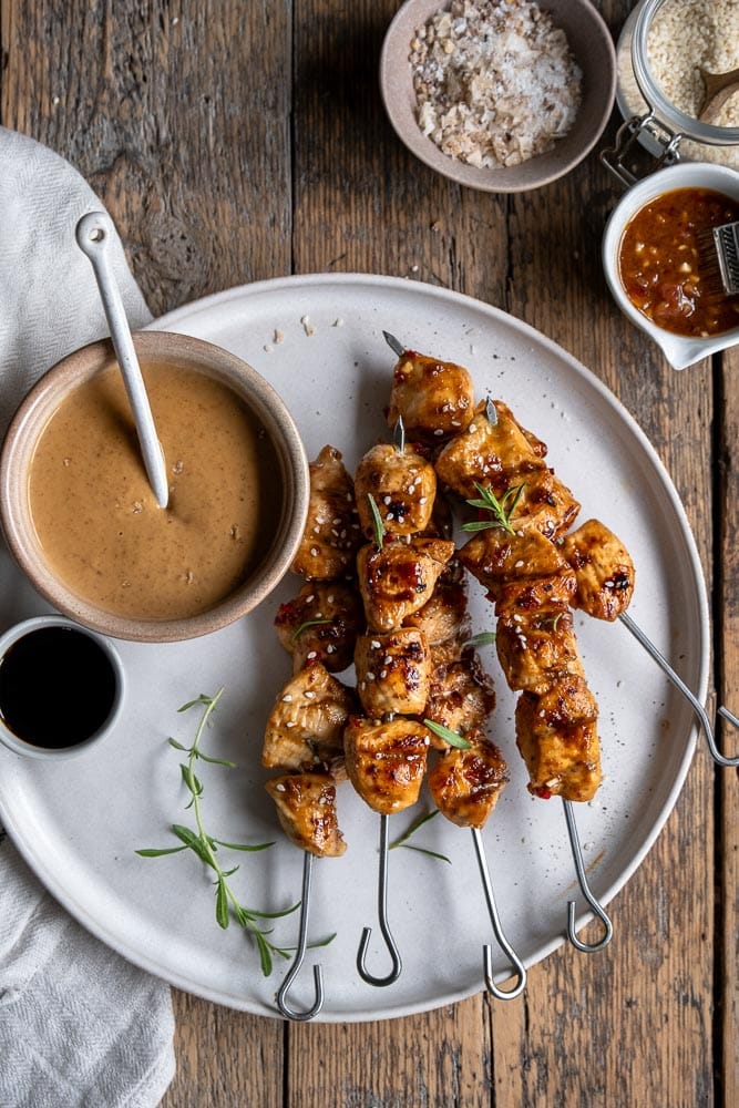 Een smaakvolle en pittige kipsaté marinade op basis van sojasaus, ketjap, verse gember en sambal – perfect om kip heerlijk in te laten marineren.