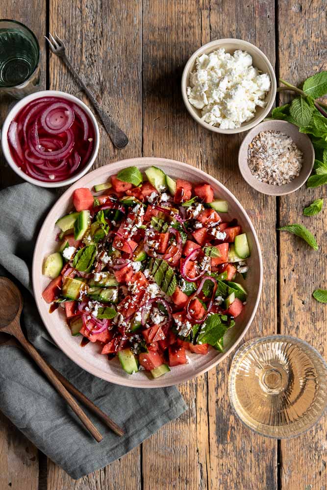 Watermeloen salade met feta, komkommer, verse munt en zoetzure rode ui – recept voor frisse zomerse salade perfect als bijgerecht bij de barbecue of als lichte lunch.
