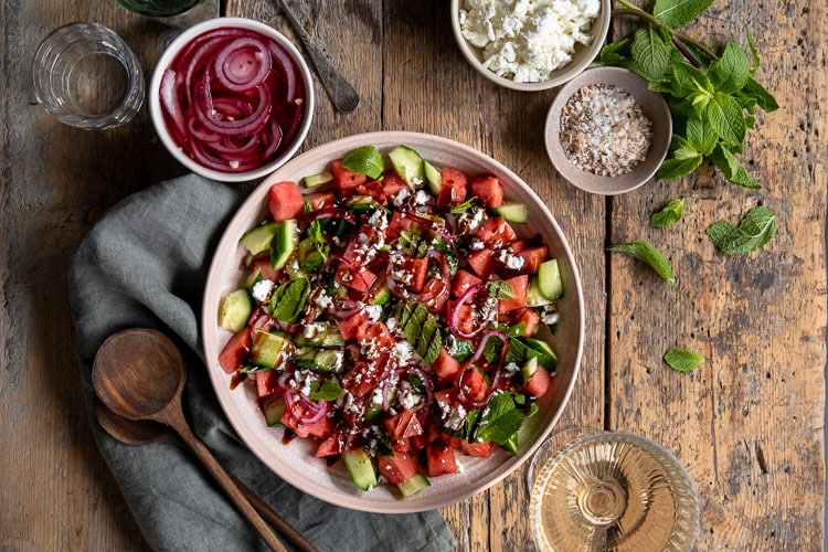 Watermeloen salade met feta, komkommer, verse munt en zoetzure rode ui – recept voor frisse zomerse salade perfect als bijgerecht bij de barbecue of als lichte lunch.