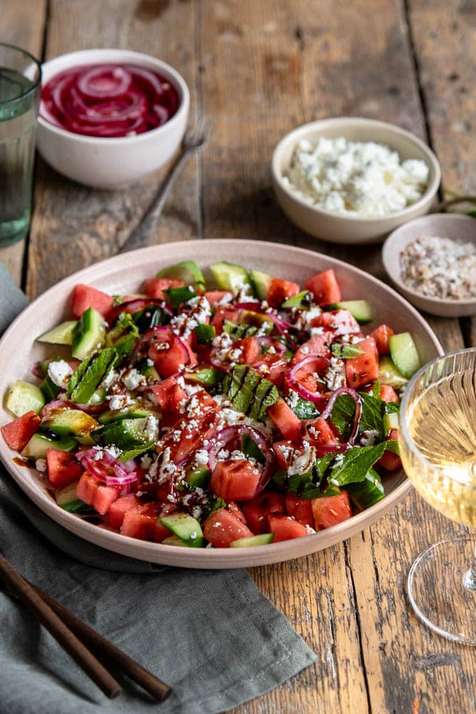 Watermeloen salade met feta, komkommer, verse munt en zoetzure rode ui – recept voor frisse zomerse salade perfect als bijgerecht bij de barbecue of als lichte lunch.
