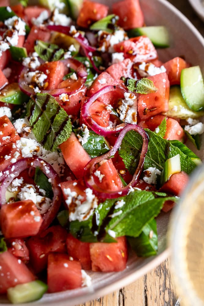 Watermeloen salade met feta, komkommer, verse munt en zoetzure rode ui – recept voor frisse zomerse salade perfect als bijgerecht bij de barbecue of als lichte lunch.
