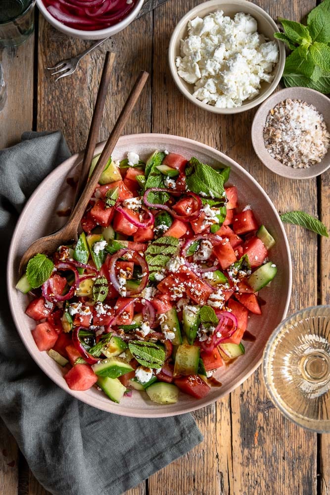 Watermeloen salade met feta, komkommer, verse munt en zoetzure rode ui – recept voor frisse zomerse salade perfect als bijgerecht bij de barbecue of als lichte lunch.
