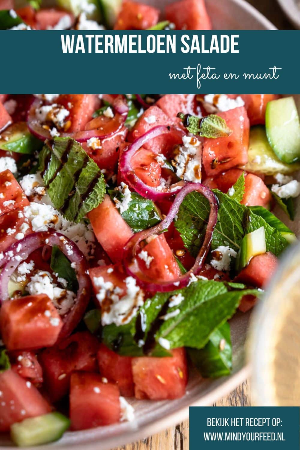 Deze frisse watermeloen salade met feta, komkommer, munt en zoetzure rode ui is perfect voor zomerse dagen. Makkelijk te maken, vol smaak en ideaal als bijgerecht bij de barbecue of als lichte lunch. Ontdek het recept en laat je inspireren door meer zomerse salades!
