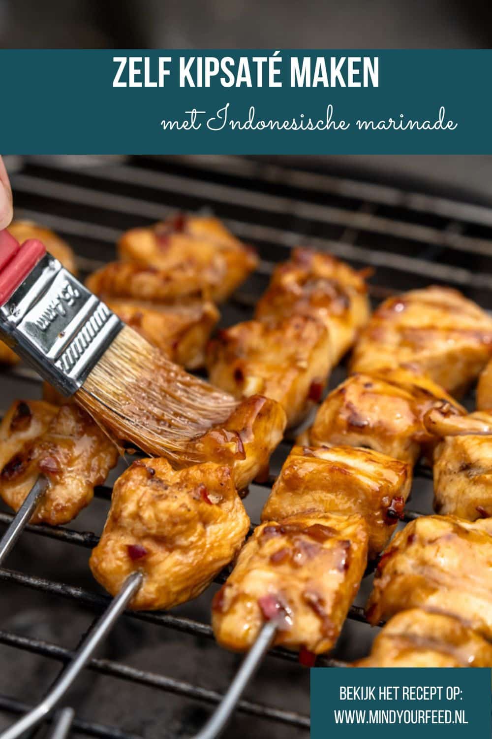 Zelf kipsaté maken. Recept voor geroosterde kipsaté van de BBQ, afgelakt met marinade en geserveerd met satésaus en komkommersalade.