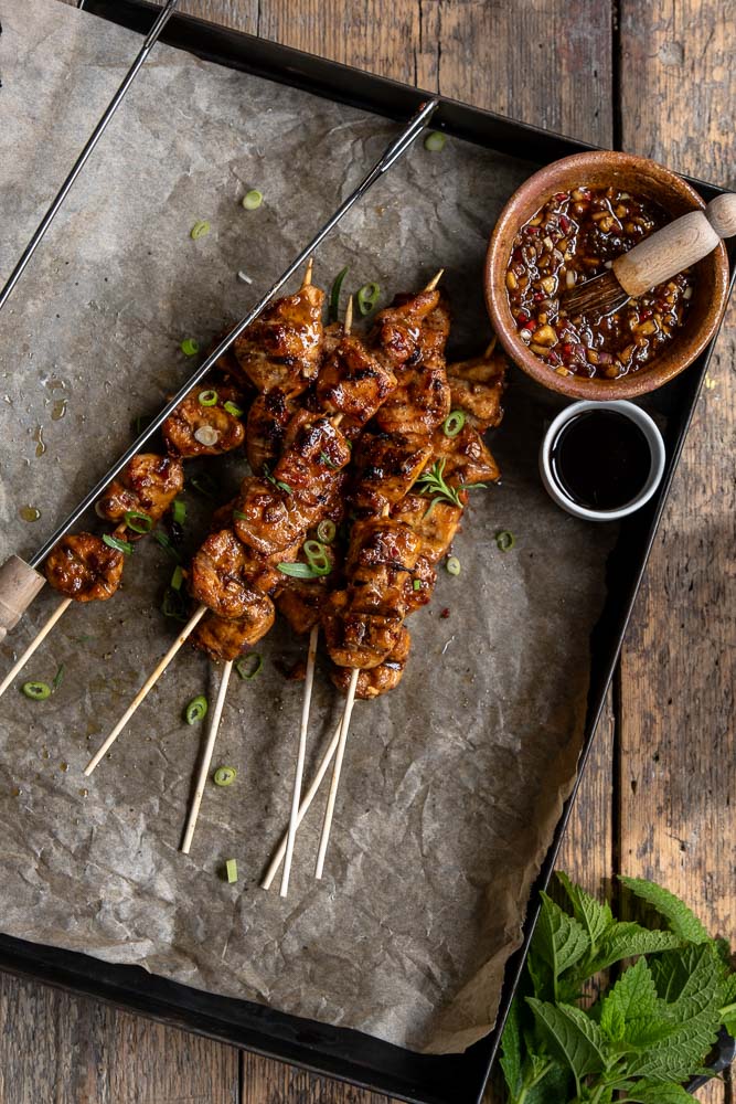 Malse kip ketjap in een stroperige, zoete marinade van ketjap manis, gember en knoflook, geserveerd met rijst en groenten als snelle, smaakvolle maaltijd