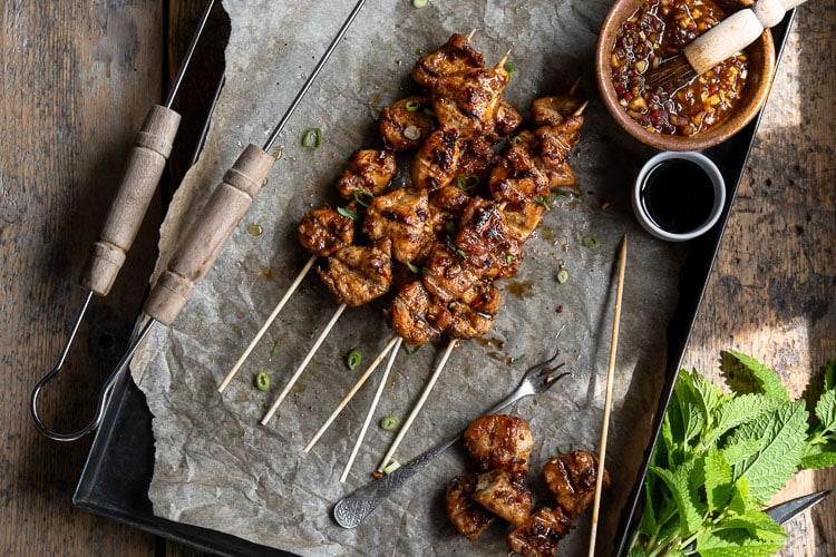 Malse kip ketjap in een stroperige, zoete marinade van ketjap manis, gember en knoflook, geserveerd met rijst en groenten als snelle, smaakvolle maaltijd