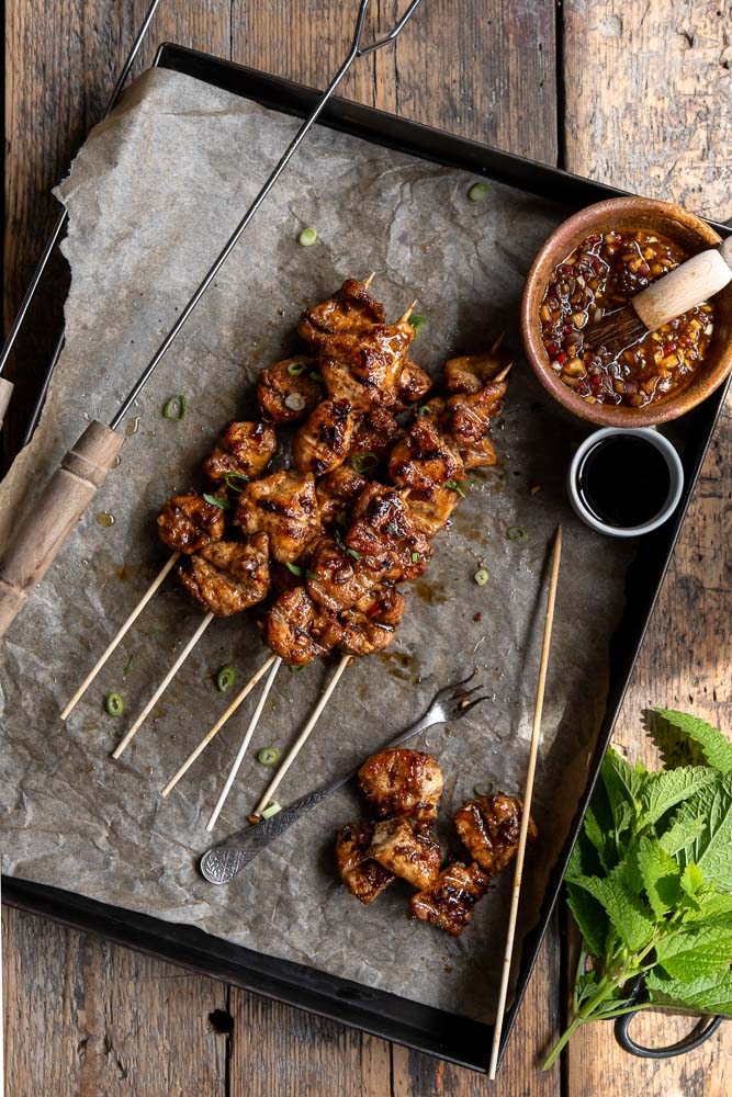 Malse kip ketjap in een stroperige, zoete marinade van ketjap manis, gember en knoflook, geserveerd met rijst en groenten als snelle, smaakvolle maaltijd
