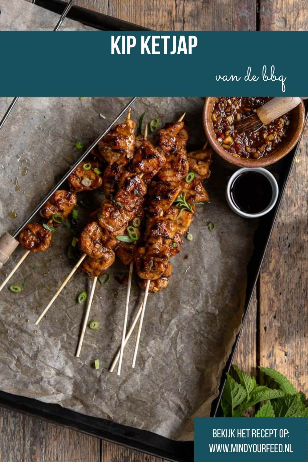 Malse kip ketjap in een stroperige, zoete marinade van ketjap manis, gember en knoflook, geserveerd met rijst en groenten als snelle, smaakvolle maaltijd