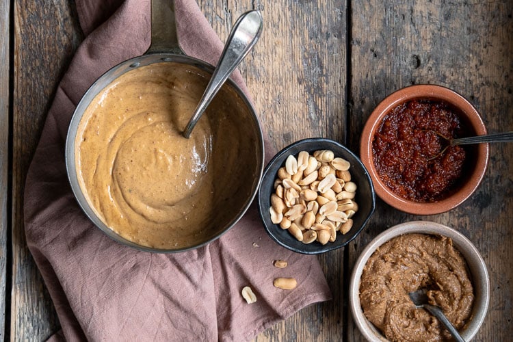 Romige satésaus van pindakaas met kokosmelk, ketjap, knoflook en sambal – zelfgemaakt en ideaal als pindasaus bij de BBQ, nasi of als dip bij brood en groenten.