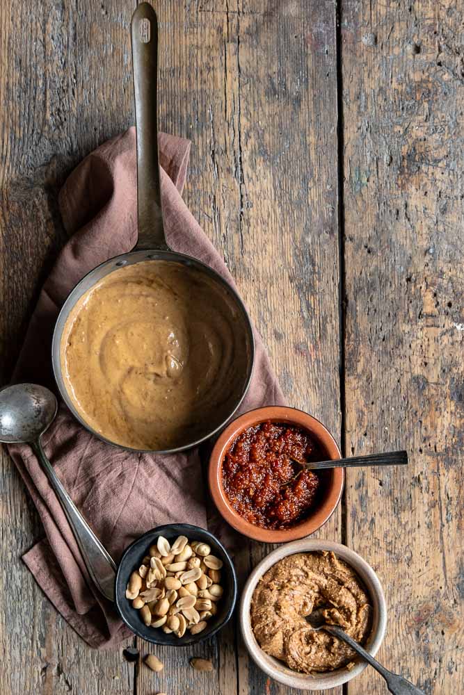 omige satésaus van pindakaas met kokosmelk, ketjap, knoflook en sambal – zelfgemaakt en ideaal als pindasaus bij de BBQ, nasi of als dip bij brood en groenten.