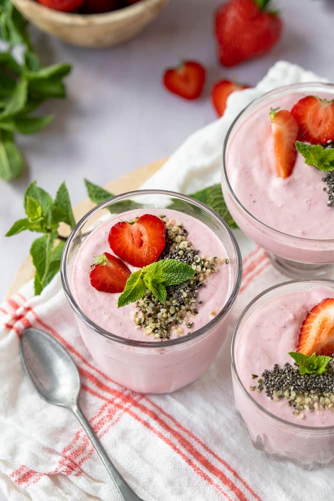 Luchtige cottage cheese mousse met aardbeien, met een topping van chiazaad en hennepzaad. Een fris, eiwitrijk ontbijtje of gezond tussendoortje dat perfect past bij een gebalanceerde levensstijl